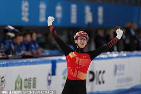 现出色
